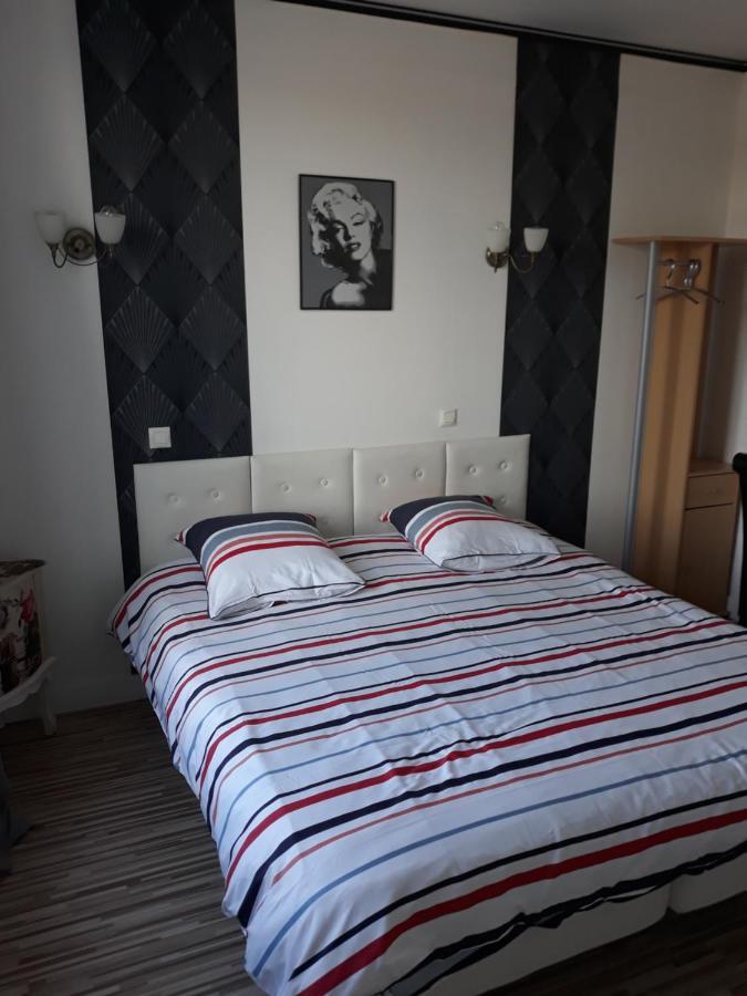 Hotel De La Gare Sainte-Gauburge-Sainte-Colombe Exteriör bild