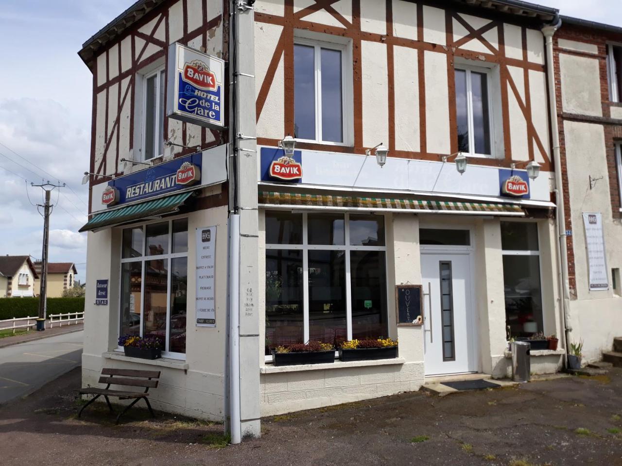 Hotel De La Gare Sainte-Gauburge-Sainte-Colombe Exteriör bild